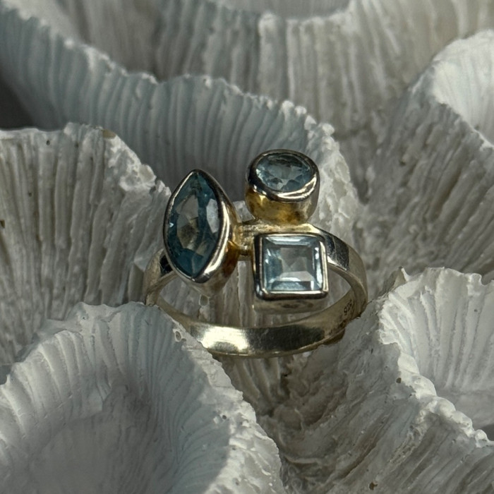925 Sterling Silver Blue Topaz Ring Size 7