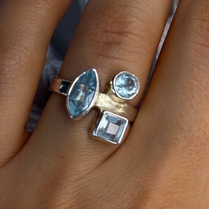 925 Sterling Silver Blue Topaz Ring Size 7