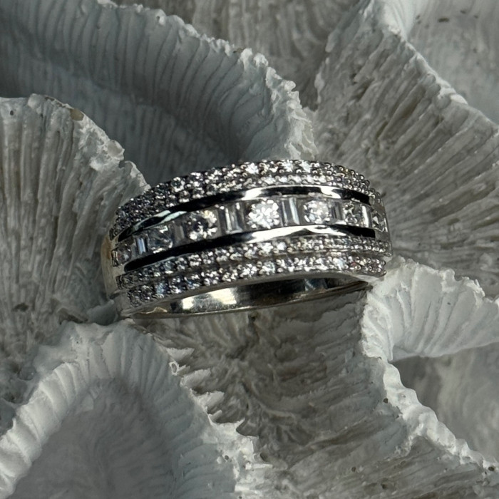 Beautiful Design 925 Sterling Silver Cz Ring Size 11