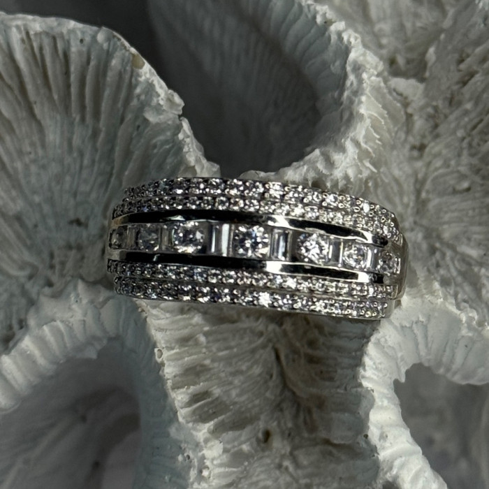 Beautiful Design 925 Sterling Silver Cz Ring Size 11