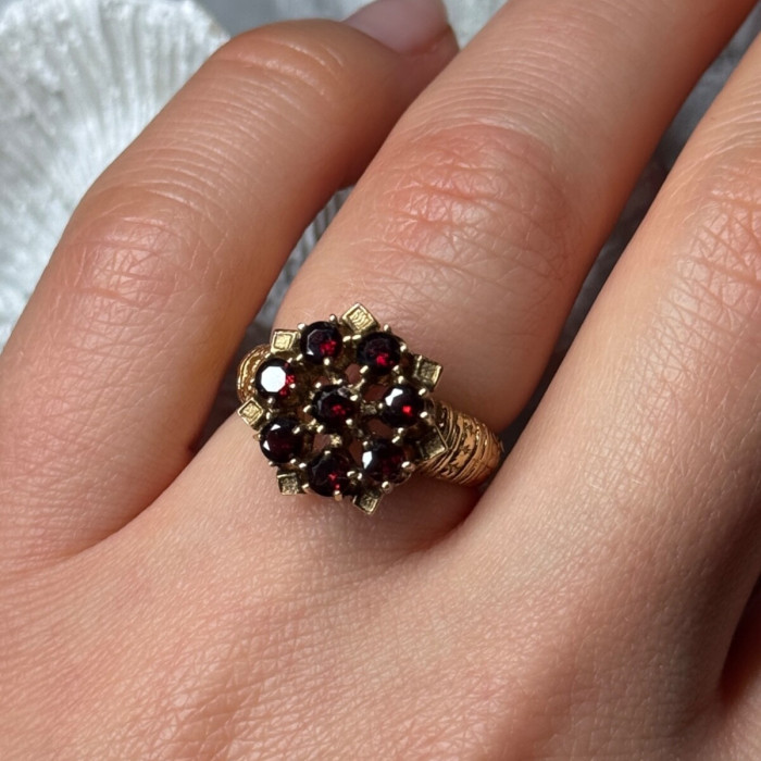 14K Yellow Gold Ring Garnet Flower Size 5