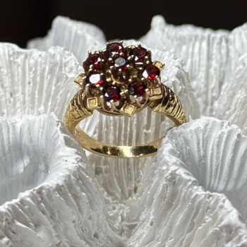 14K Yellow Gold Ring Garnet Flower Size 5