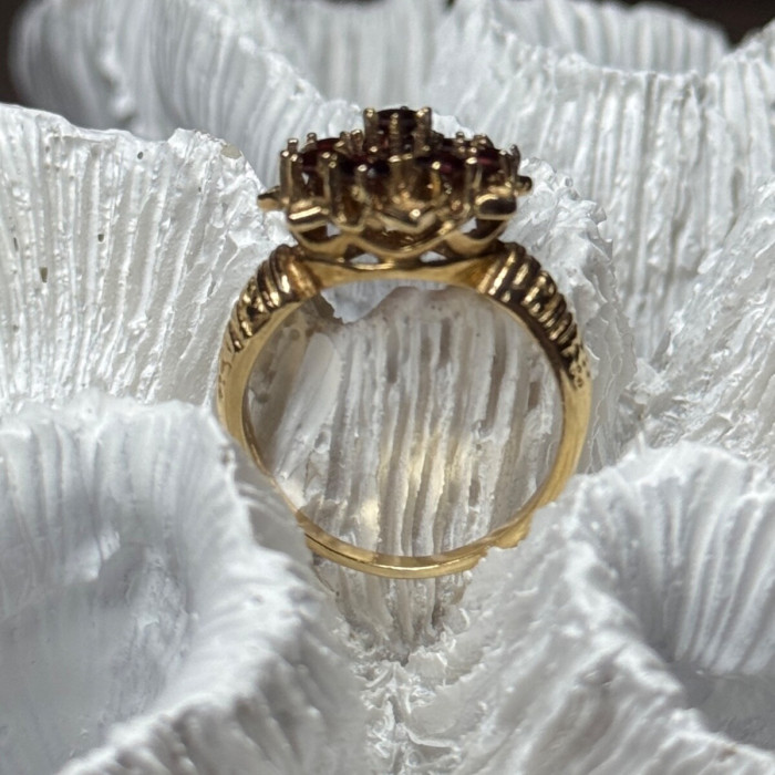 14K Yellow Gold Ring Garnet Flower Size 5
