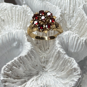 14K Yellow Gold Ring Garnet Flower Size 5
