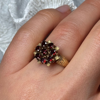 14K Yellow Gold Ring Garnet Flower Size 5