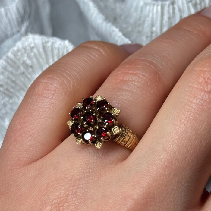 14K Yellow Gold Ring Garnet Flower Size 5