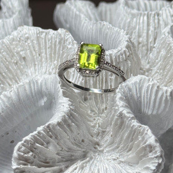 10K White Gold Ring Peridot & Diamonds Size 6.5