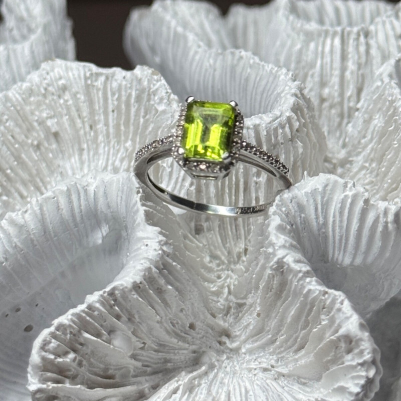 10K White Gold Ring Peridot & Diamonds Size 6.5