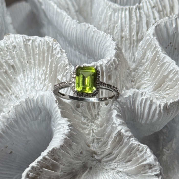 10K White Gold Ring Peridot & Diamonds Size 6.5