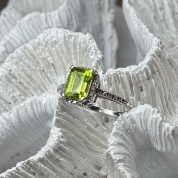 10K White Gold Ring Peridot & Diamonds Size 6.5
