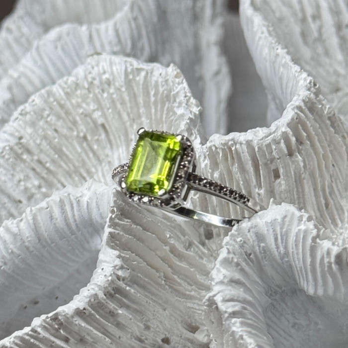 10K White Gold Ring Peridot & Diamonds Size 6.5