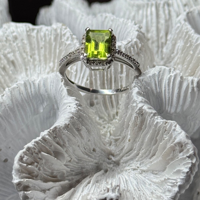 10K White Gold Ring Peridot & Diamonds Size 6.5