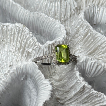 10K White Gold Ring Peridot & Diamonds Size 6.5