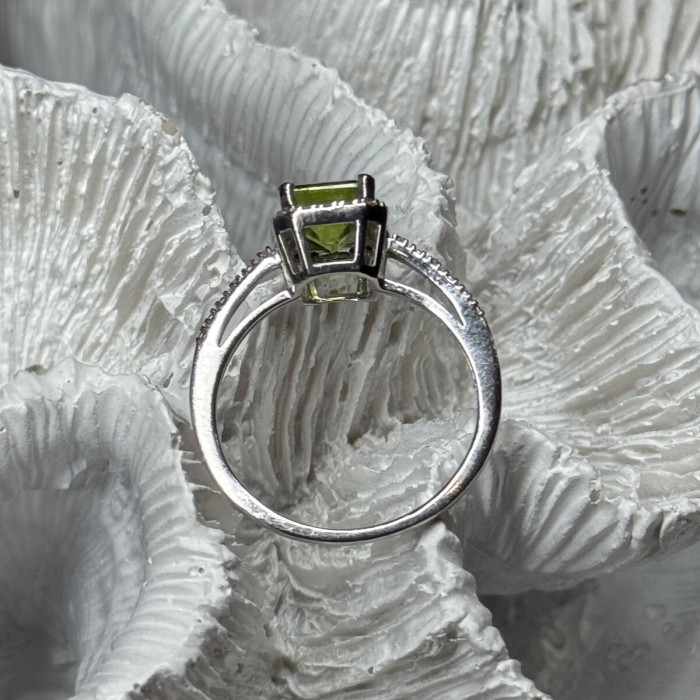10K White Gold Ring Peridot & Diamonds Size 6.5