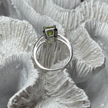 10K White Gold Ring Peridot & Diamonds Size 6.5