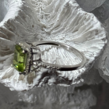 10K White Gold Ring Peridot & Diamonds Size 6.5