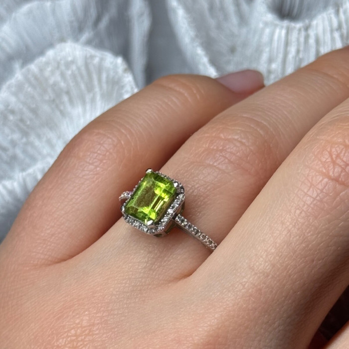 10K White Gold Ring Peridot & Diamonds Size 6.5