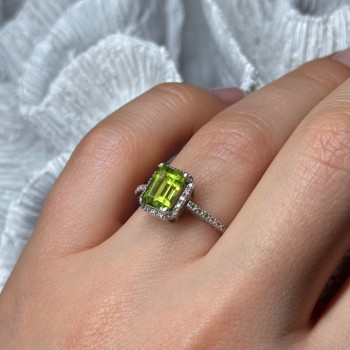 10K White Gold Ring Peridot & Diamonds Size 6.5