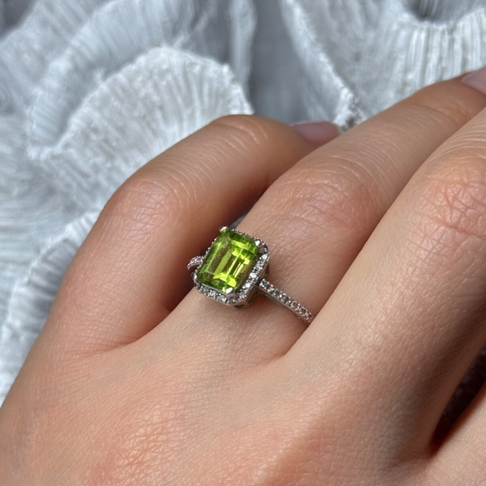 10K White Gold Ring Peridot & Diamonds Size 6.5