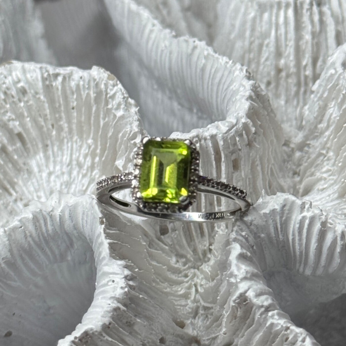 10K White Gold Ring Peridot & Diamonds Size 6.5