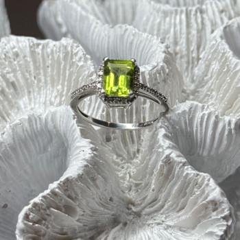 10K White Gold Ring Peridot & Diamonds Size 6.5