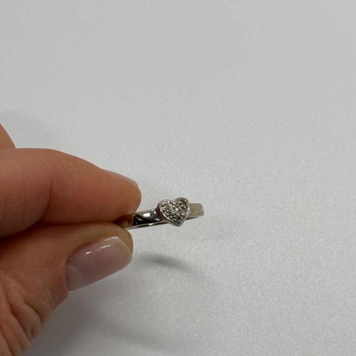 10K White Gold Diamond Heart Ring Size 6