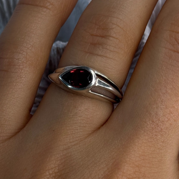 Kabana 925 Sterling Silver Garnet Ring Size 7