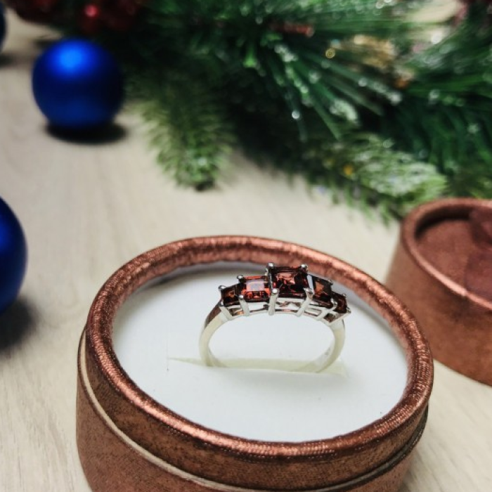 925 Sterling Silver Garnets Ring Size 9