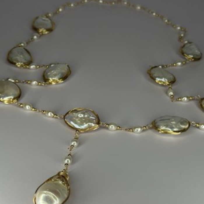 GOLD PLATED PEARL NECKLACE APPROX LENGTH 30 INCH THE BOTTOM OF PENDANT 3 INCH