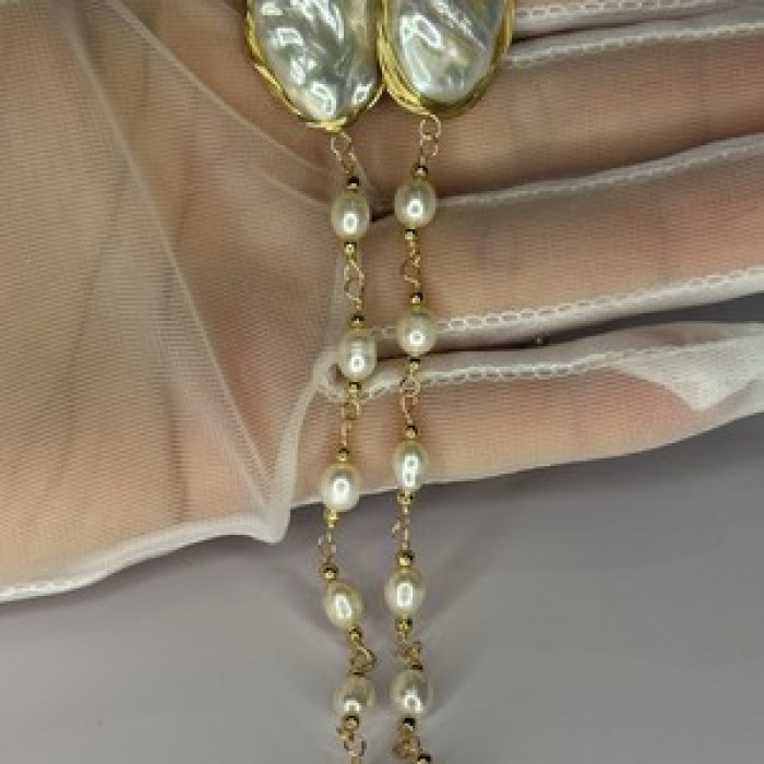 GOLD PLATED PEARL NECKLACE APPROX LENGTH 30 INCH THE BOTTOM OF PENDANT 3 INCH