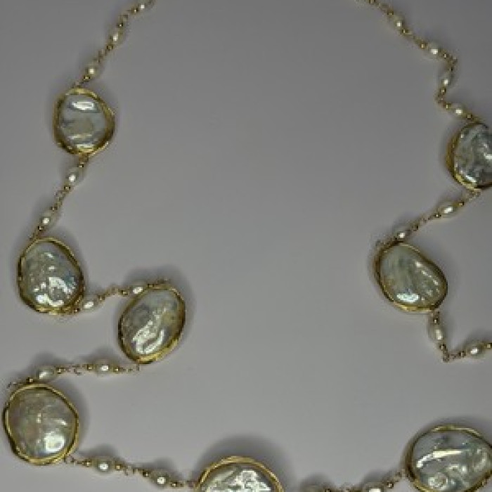 GOLD PLATED PEARL NECKLACE APPROX LENGTH 30 INCH THE BOTTOM OF PENDANT 3 INCH