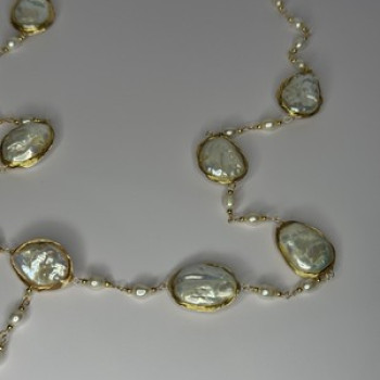 GOLD PLATED PEARL NECKLACE APPROX LENGTH 30 INCH THE BOTTOM OF PENDANT 3 INCH