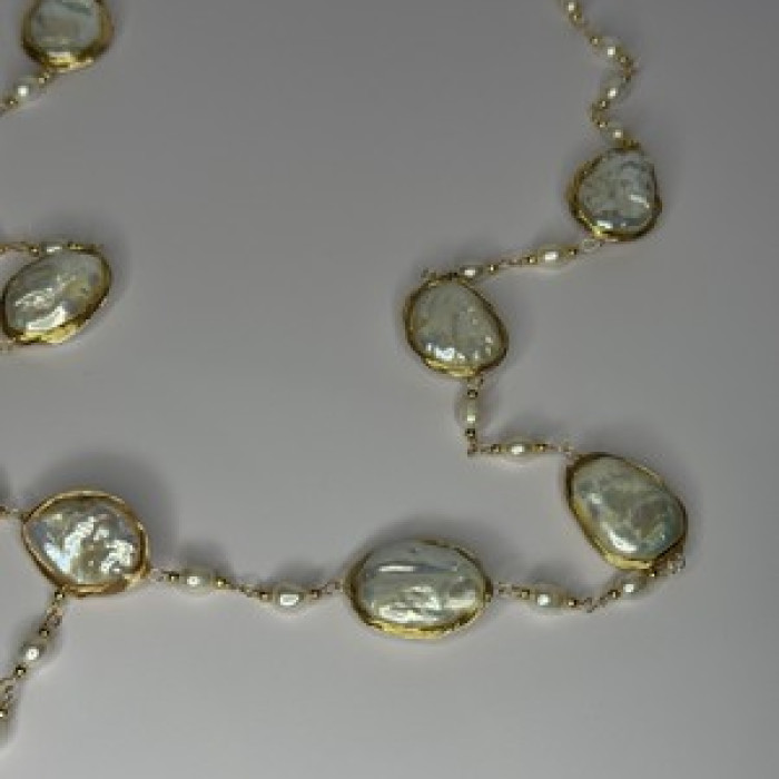 GOLD PLATED PEARL NECKLACE APPROX LENGTH 30 INCH THE BOTTOM OF PENDANT 3 INCH