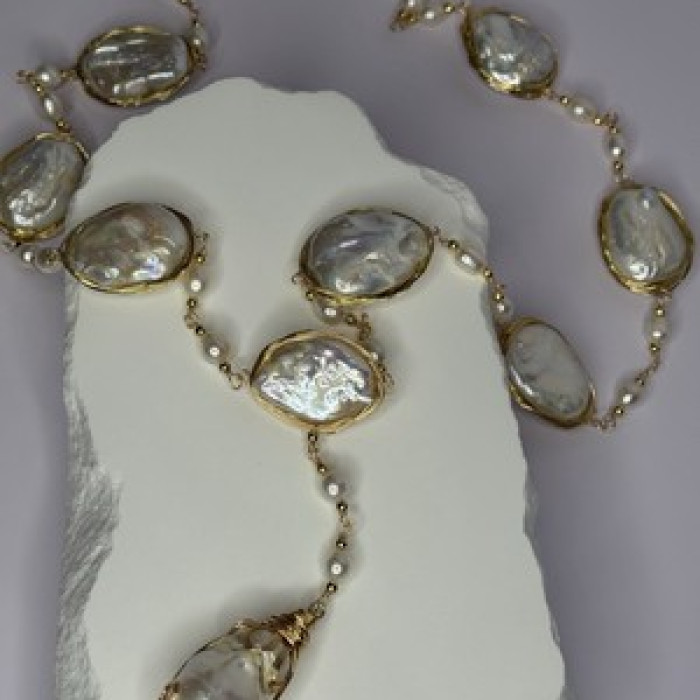 GOLD PLATED PEARL NECKLACE APPROX LENGTH 30 INCH THE BOTTOM OF PENDANT 3 INCH