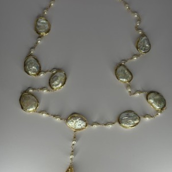 GOLD PLATED PEARL NECKLACE APPROX LENGTH 30 INCH THE BOTTOM OF PENDANT 3 INCH