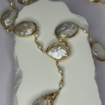 GOLD PLATED PEARL NECKLACE APPROX LENGTH 30 INCH THE BOTTOM OF PENDANT 3 INCH