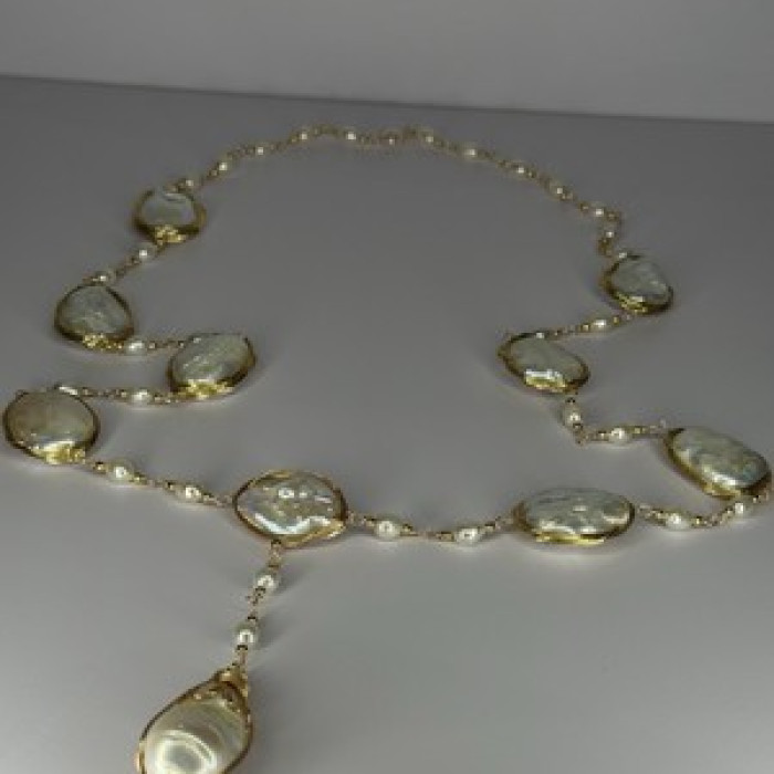 GOLD PLATED PEARL NECKLACE APPROX LENGTH 30 INCH THE BOTTOM OF PENDANT 3 INCH