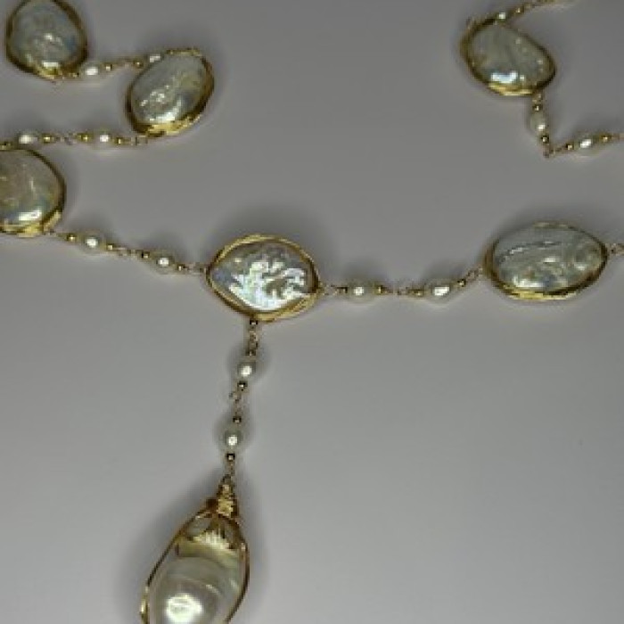 GOLD PLATED PEARL NECKLACE APPROX LENGTH 30 INCH THE BOTTOM OF PENDANT 3 INCH