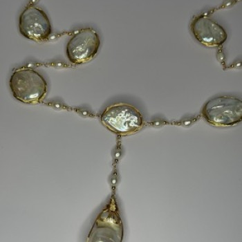 GOLD PLATED PEARL NECKLACE APPROX LENGTH 30 INCH THE BOTTOM OF PENDANT 3 INCH