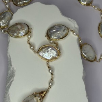 GOLD PLATED PEARL NECKLACE APPROX LENGTH 30 INCH THE BOTTOM OF PENDANT 3 INCH
