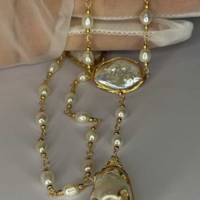 GOLD PLATED PEARL NECKLACE APPROX LENGTH 30 INCH THE BOTTOM OF PENDANT 3 INCH