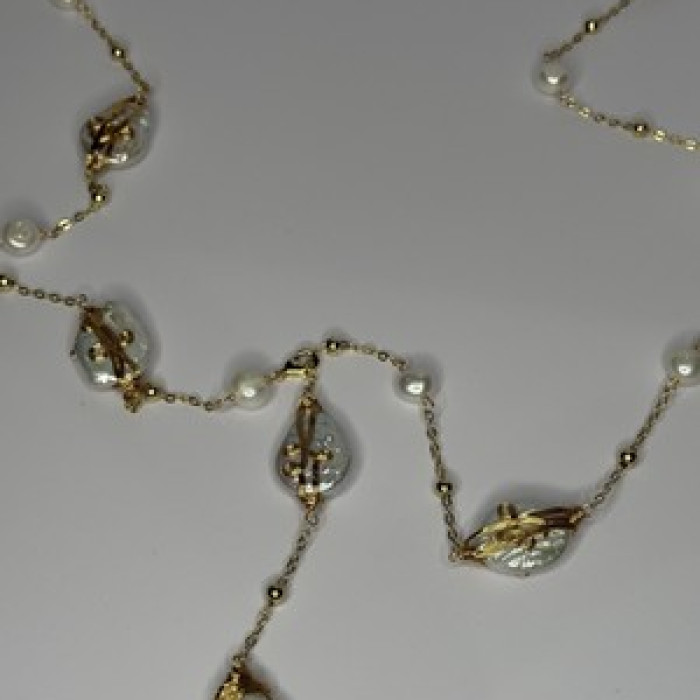 GOLD PLATED PEARL NECKLACE APPROX LENGTH 32 INCH BOTTOM OF PENDANT 4 INCH