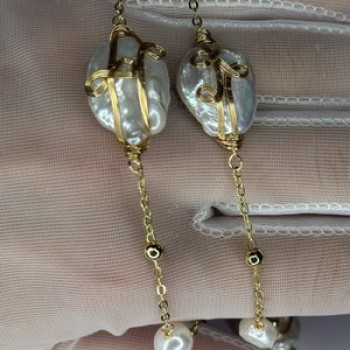GOLD PLATED PEARL NECKLACE APPROX LENGTH 32 INCH BOTTOM OF PENDANT 4 INCH
