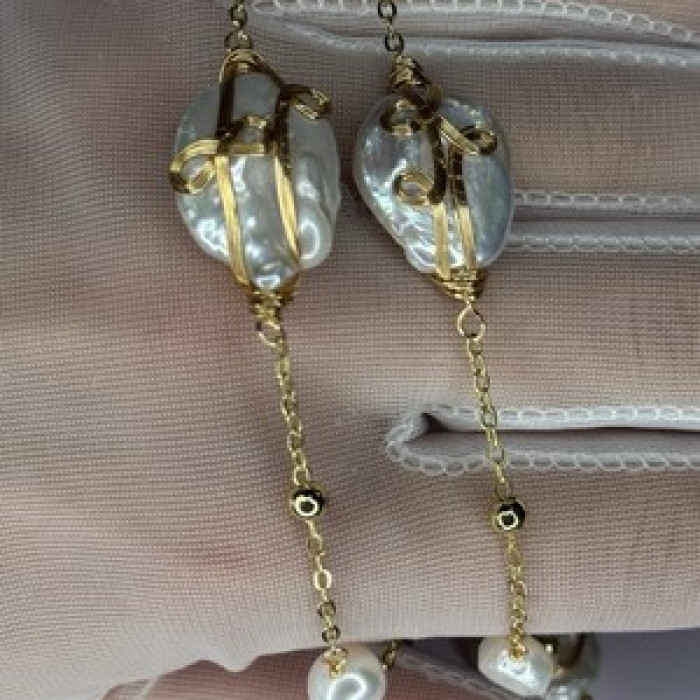 GOLD PLATED PEARL NECKLACE APPROX LENGTH 32 INCH BOTTOM OF PENDANT 4 INCH