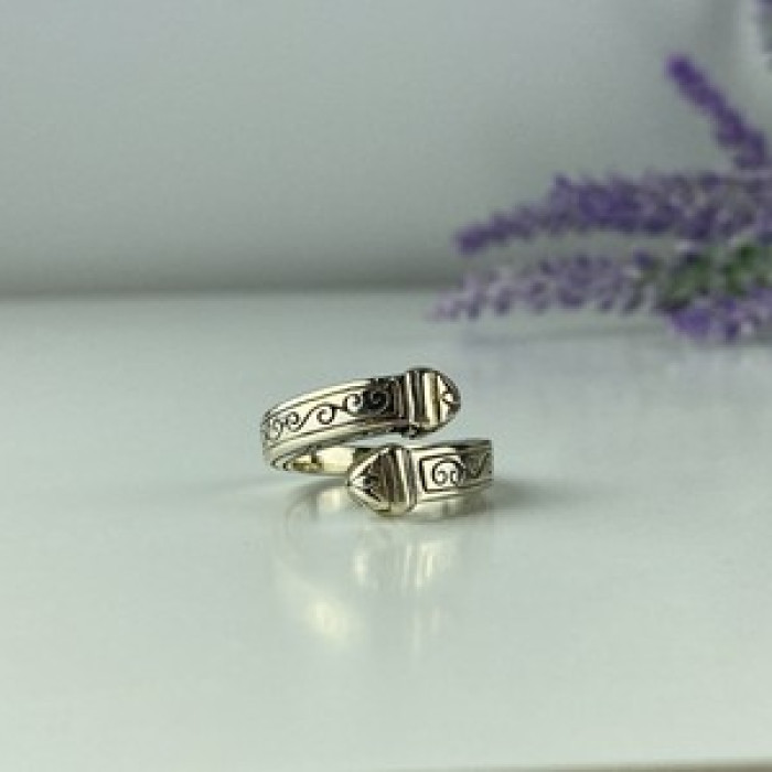 Vintage 925 Sterling Silver Ring Size 5.5 (Adjustable)