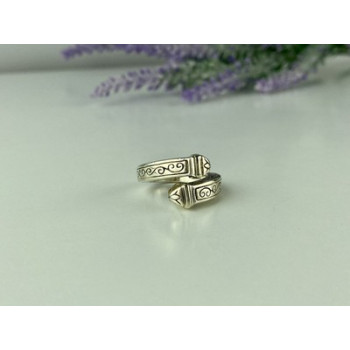 Vintage 925 Sterling Silver Ring Size 5.5 (adjustable)