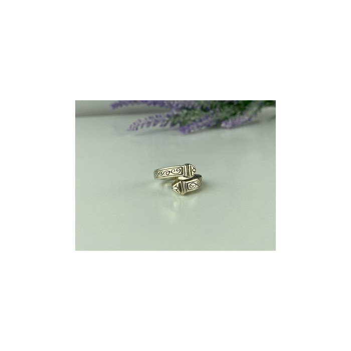 Vintage 925 Sterling Silver Ring Size 5.5 (adjustable)
