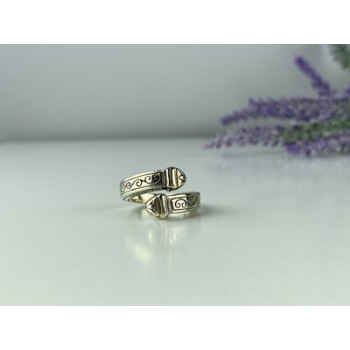 Vintage 925 Sterling Silver Ring Size 5.5 (adjustable)