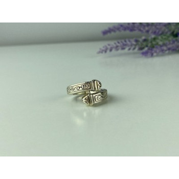 Vintage 925 Sterling Silver Ring Size 5.5 (adjustable)