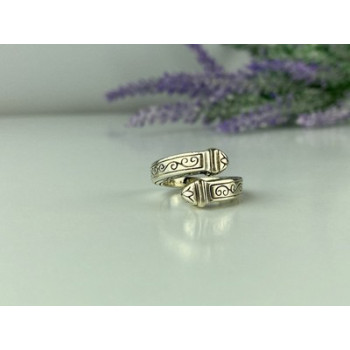 Vintage 925 Sterling Silver Ring Size 5.5 (adjustable)
